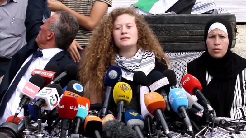 Weil sie israelischen Soldaten schlug: Teenagerin Tamimi spricht nach Haftentlassung mit Presse