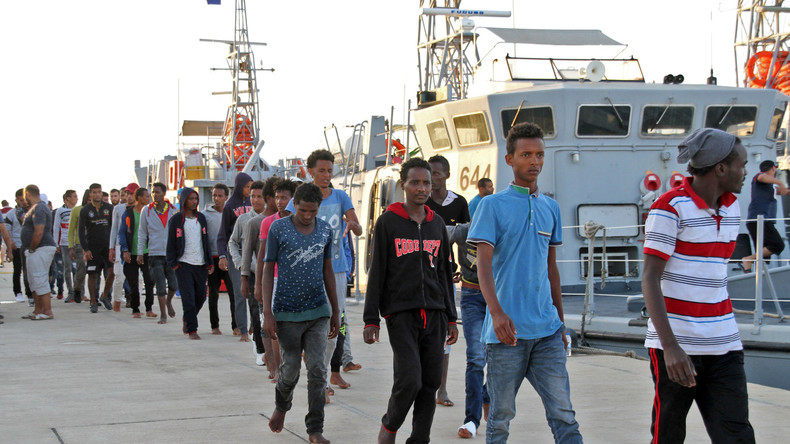 Pushback: Italienisches Schiff bringt 108 Bootsflüchtlinge nach Afrika zurück