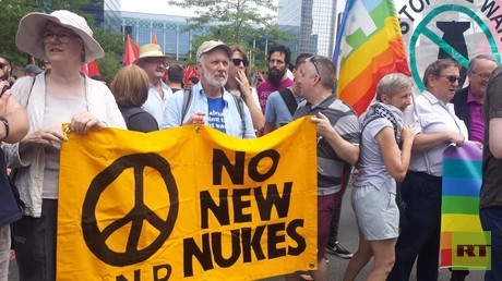 EXKLUSIVBILDER: Tausende Europäer protestieren gegen die NATO in Brüssel - die Medien schweigen