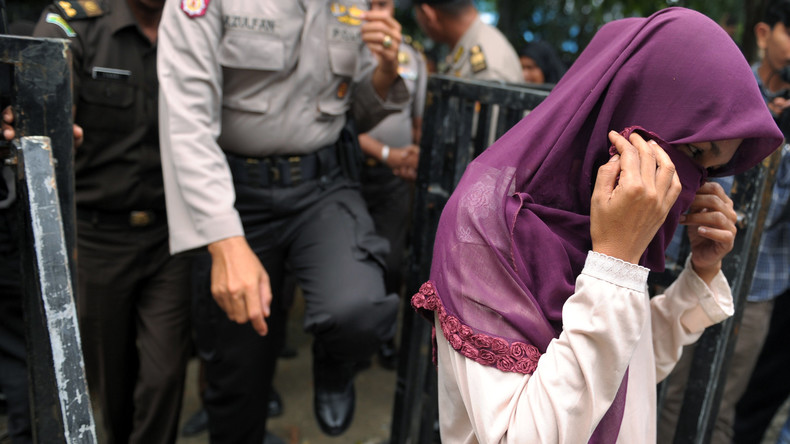 Strafe für Sex ohne Ehe: Indonesische Sittenpolizei übergießt Liebespaar mit Jauche