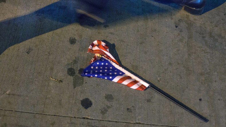 USA: Nazi-Flagge am Fahnenmast, US-Flagge zerknittert daneben 