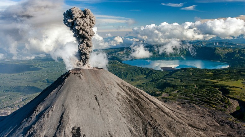Russischer Vulkan spuckt riesige Aschewolken aus 
