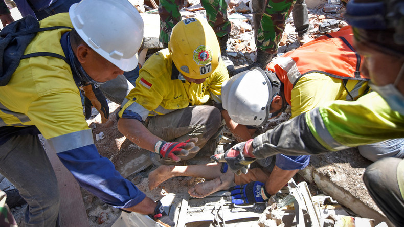 Zwei Tage nach Erdbeben: Überlebende in Moschee-Trümmern in Indonesien entdeckt 
