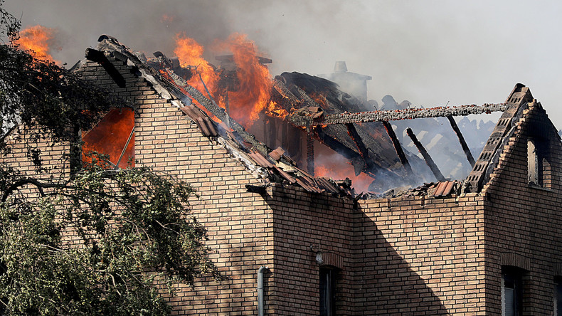 An ICE-Strecke greifen Flammen blitzschnell auf Wohnhäuser über - Suche nach Ursachen beginnt 