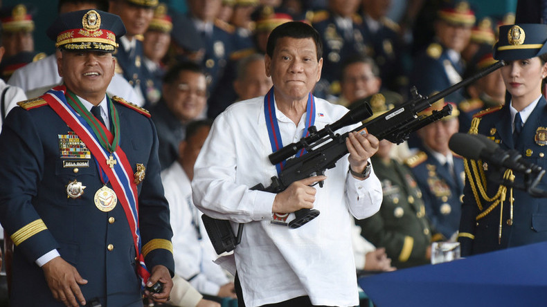 "Ich lasse euch umbringen!" Duterte teilt korrupten Polizisten Schelte vor TV-Kameras aus