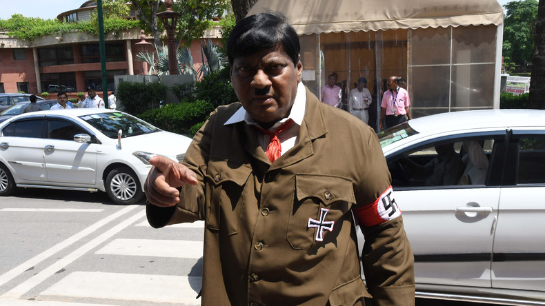 Mehr Nachdruck für politische Anliegen: Indischer Abgeordneter kommt im Hitler-Look  zur Sitzung