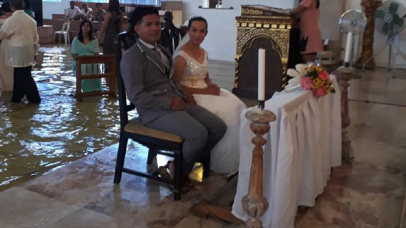Nicht ins Wasser gefallen: Philippinische Braut watet durch überflutete Kirche in den Hafen der Ehe