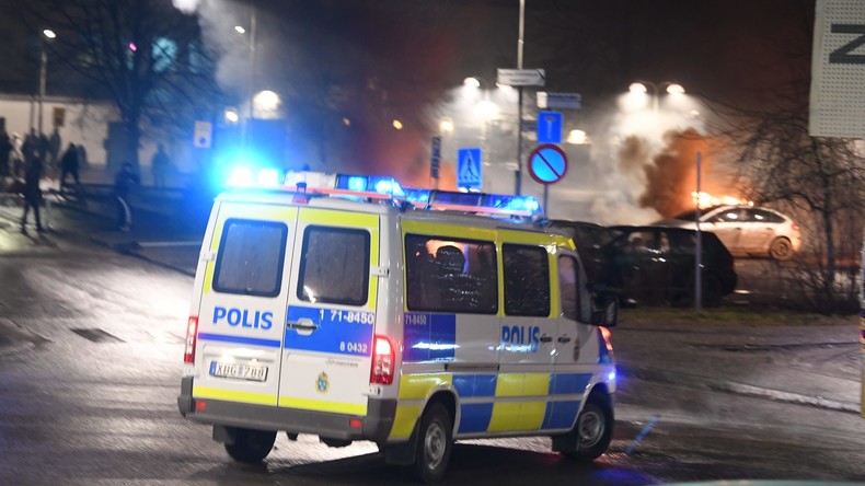 Nachtkrawalle in Schweden: Dutzende Autos in Brand gesetzt 