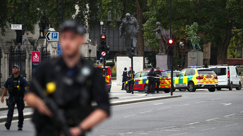 Mann fährt mit Auto in Absperrung vor Londoner Parlament: Mehrere Verletzte, Fahrer festgenommen