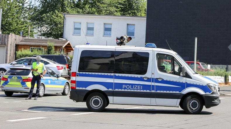 Razzia nach Streit von zwei Großfamilien: Hunderte Polizisten durchsuchen Wohnungen in Nienburg 
