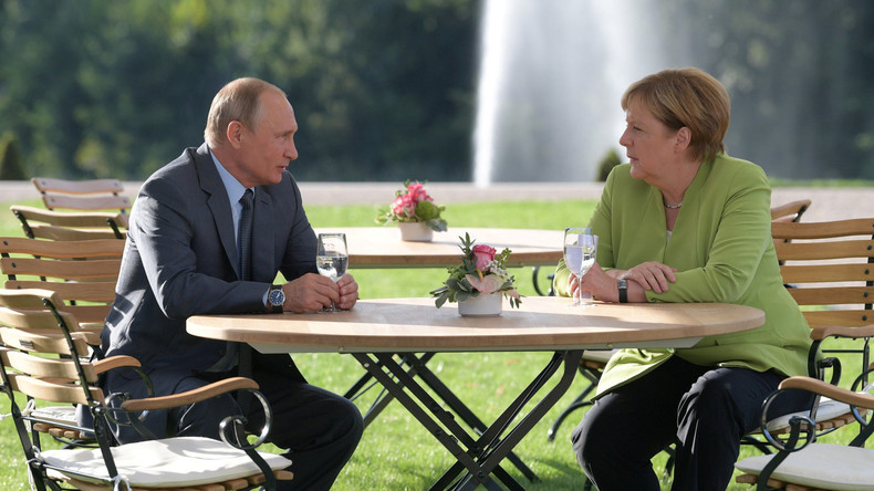 Von Hochzeit an den Verhandlungstisch: Putin und Merkel führen "offene und inhaltsreiche" Gespräche