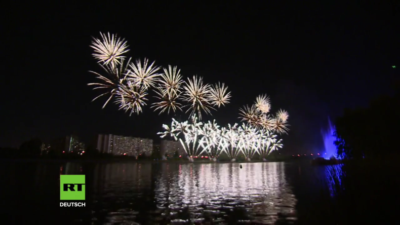 Internationales Pyrotechnikfest beginnt in Moskau mit spektakulären 120 Feuerwerkspringbrunnen