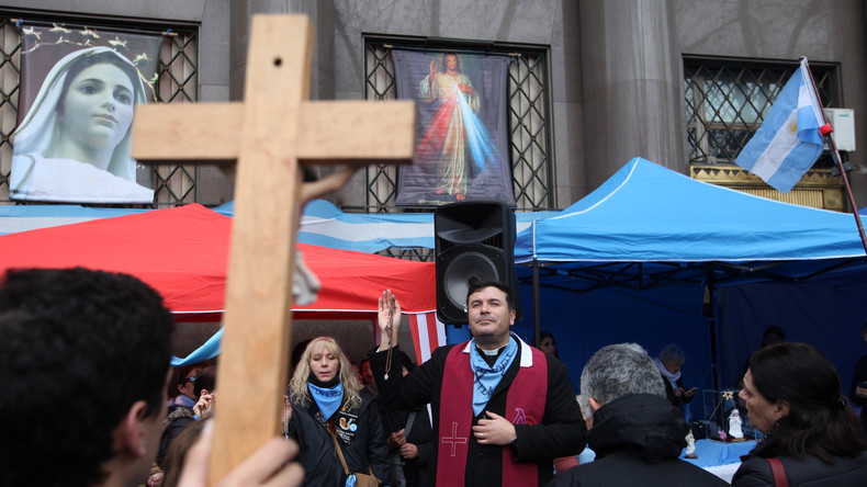Tausende Argentinier treten wegen Abtreibungsverbots aus Kirche aus 