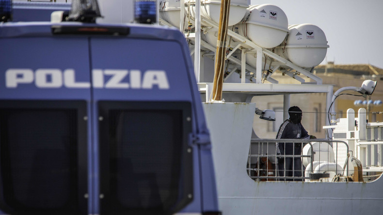 Italien lässt Rettungsschiff anlegen - Migranten dürfen nicht aussteigen 