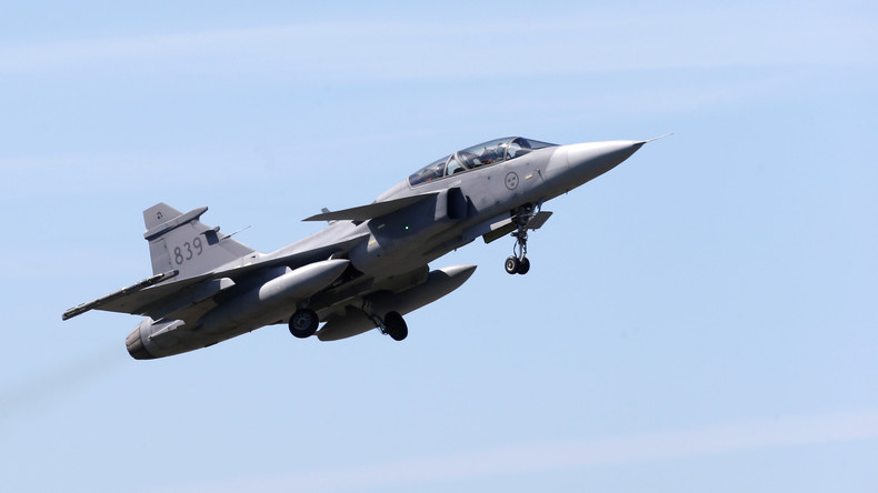 Schweden: Kampfflugzeug stürzt nach Kollision mit Vogelschwarm ab