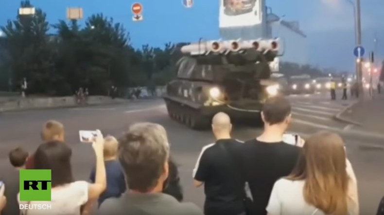 Bei Probe für Militärparade in Kiew: Buk-Raketensystem kracht in Gebäude