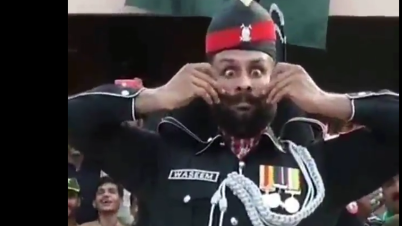 Wenn Soldaten wie Pfauen tanzen und aufmarschieren, dann feiern Indien und Pakistan Grenzfest