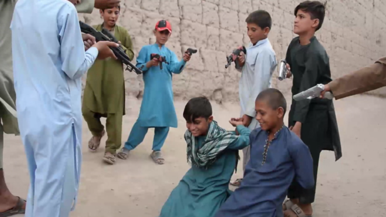 Von Krieg und Terror geprägt: Afghanische Kinder spielen Kriegsszenen mit Plastikwaffen nach