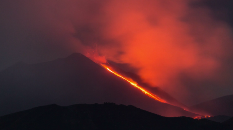 Italien: Spektakuläre Natur - Vulkan Ätna auf Sizilien spuckt Lava und Asche