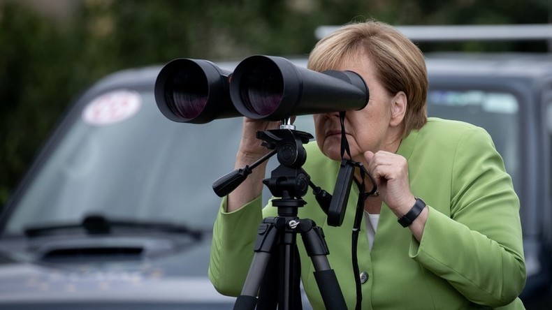 Was hat Angela gesehen? Internet scherzt über Merkel, die "Putins Militärbasis" mit Fernglas ansieht