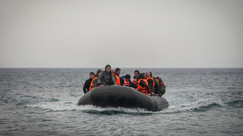 Boot voller Migranten legt in Spanien an Luxus-Urlaubsort an - Touristen geschockt