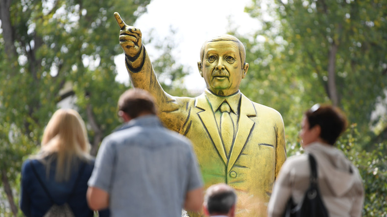 Kunstaktion: Goldene Erdoğan-Statue mitten in Wiesbaden aufgestellt