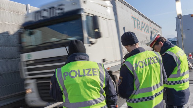 Polizei stoppt Laster mit 16 Flüchtlingen auf Autobahnparkplatz