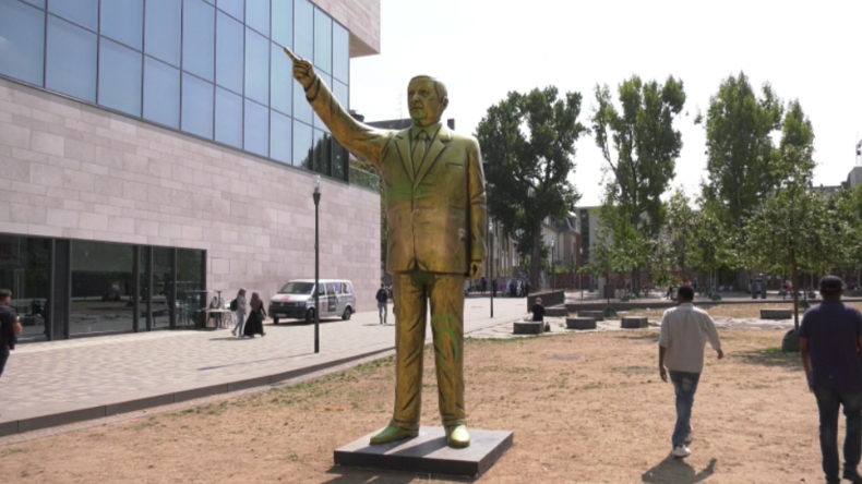Goldene Erdogan-Statue in Wiesbaden wegen Sicherheitsbedenken wieder abgebaut