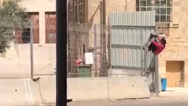 Palästinensisches Kind muss in Hebron über Zaun klettern, um nach Hause zu kommen - Internet empört
