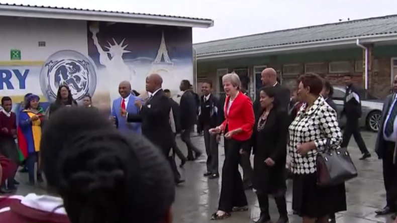 "Robo-May": Britische Premierministerin amüsiert Internetnutzer mit speziellem Tanzstil