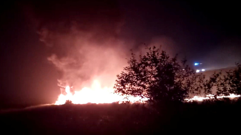 Jet rutscht bei Landung in Sotschi über Pistenende und fängt Feuer - 18 Verletzte