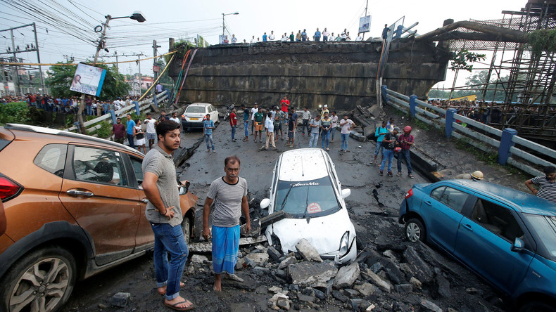 Brücke in Indien zusammengebrochen - mehrere Verletzte (Video)