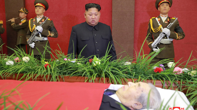 Er lebt! Kim Jong-un bei Beerdigung endlich wieder aufgetaucht  