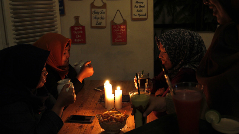 Indonesische Cafés dürfen abends keine Frauen ohne Mann bedienen 