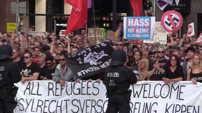 "Stein- und Eierwürfe" in Hamburg - 10.000 Menschen protestieren gegen Merkel-Gegner