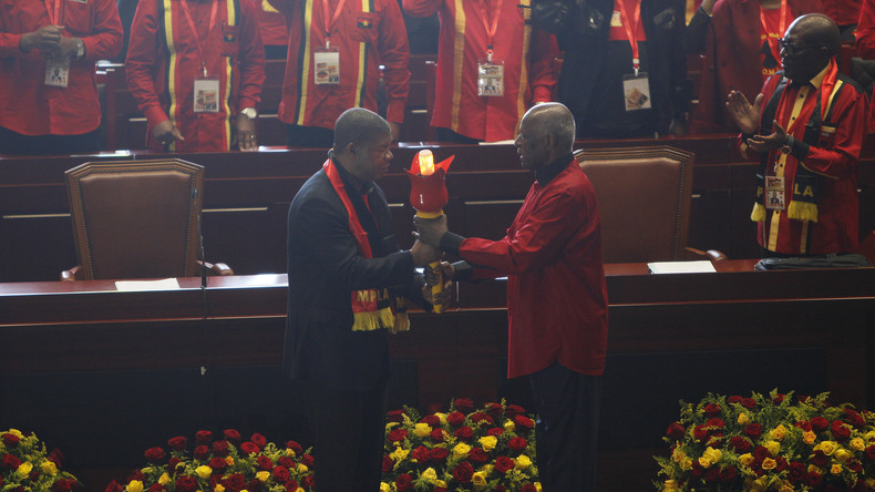 Angolas Ex-Präsident José Eduardo dos Santos gibt Parteiführung ab