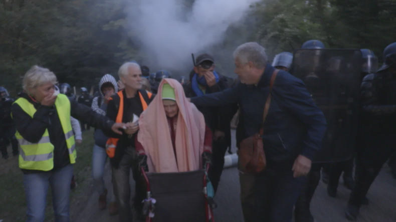 500 französische Polizisten stürmen mit Tränengas Protestcamp von Dorfgemeinde gegen Autobahn