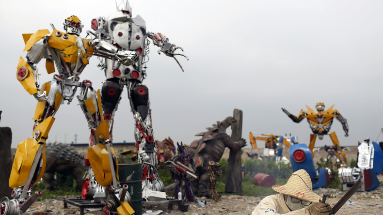 Die Transformer kommen: Riesiger Roboter fährt durch Peking und sorgt für Verkehrschaos