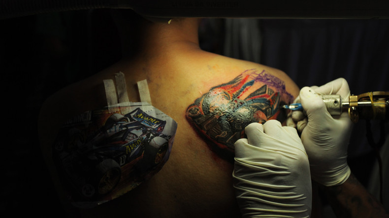 Tattoo ist kein Tabu: Bewerber darf trotz Unterarm-Tätowierung Polizist werden 