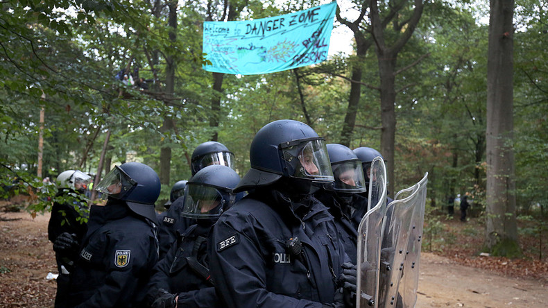 Räumung im Hambacher Forst beginnt - Massives Polizeiaufgebot