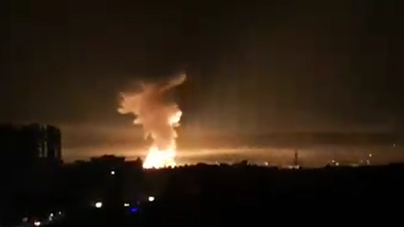Riesige Explosion nach feindlichen Raketenangriffen auf syrische Stadt Latakia