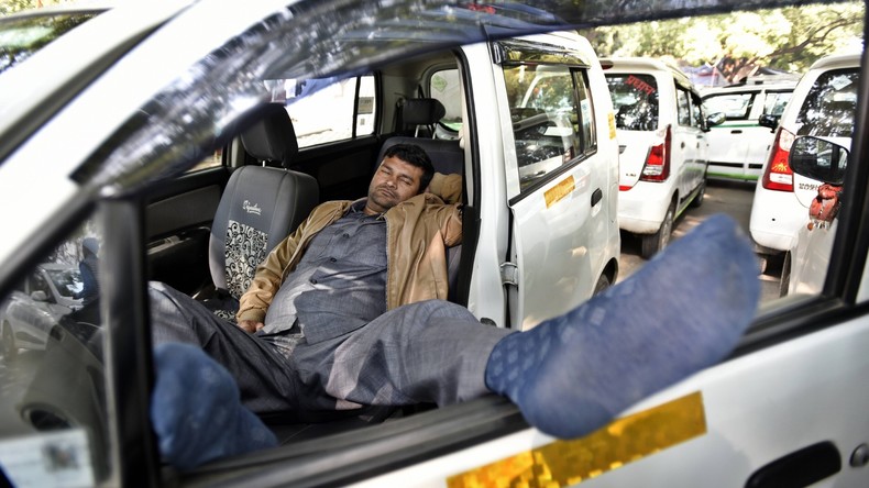 Fahre dich selbst: Taxifahrer so stark betrunken, dass Passagier sich hinters Steuer setzt