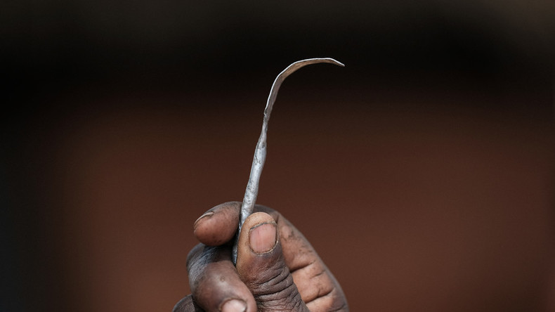Bezahlte Werbung für weibliche Genitalverstümmelung erscheint auf Twitter – Nutzer empört