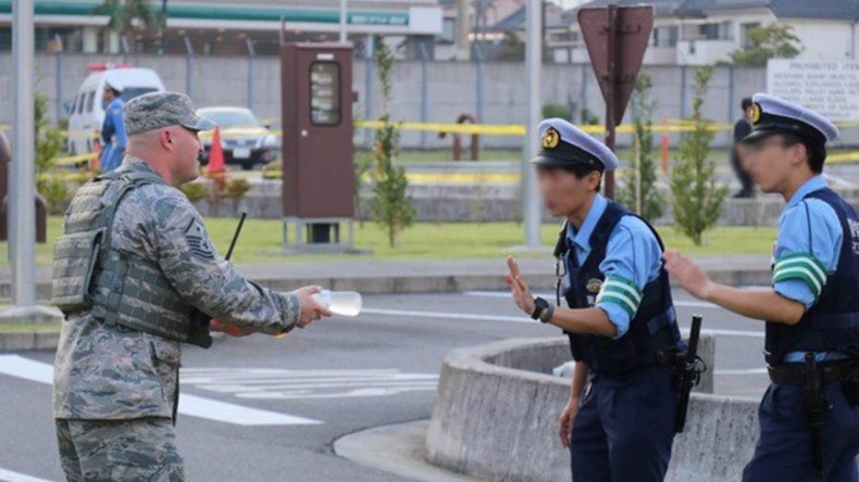 Subtiler Widerstand gegen US-Besatzung? -  Japanische Polizisten verweigern Getränke von US-Soldaten