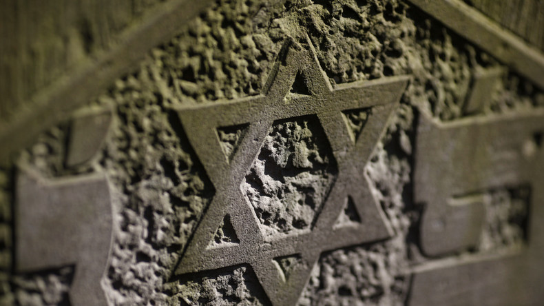 Die Knochenjäger: Polens Regierung baut Sportanlage auf ehemaligem jüdischen Friedhof