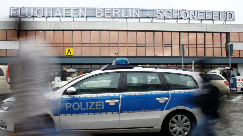 Mann "mit Weste, aus der Kabel und Drähte heraushingen" am Berliner Flughafen festgenommen
