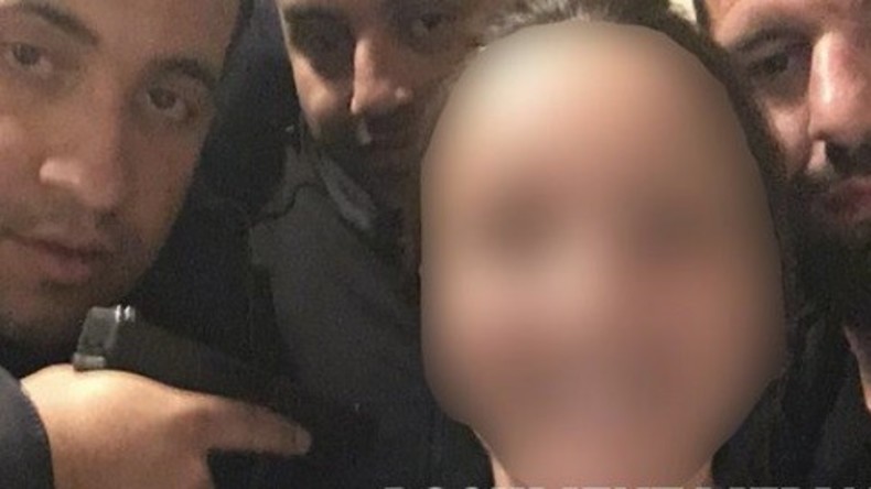 Brisant: Macrons ehemaliger Sicherheitsberater zielt bei  Selfie mit Pistole auf den Kopf einer Frau