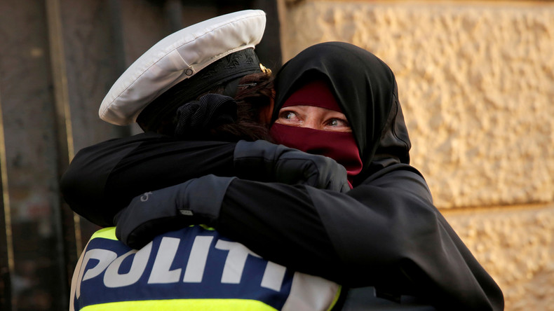 Polizistin umarmt Frau im Niqab bei Protesten gegen Verhüllungsverbot in Dänemark – Ermittlung