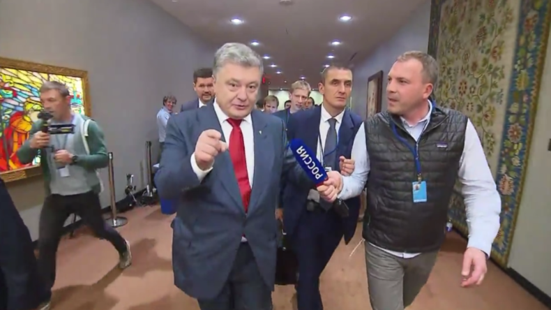 Fail: Poroschenko flüchtet vor russischem Journalisten und landet versehentlich in Lawrows Zimmer 