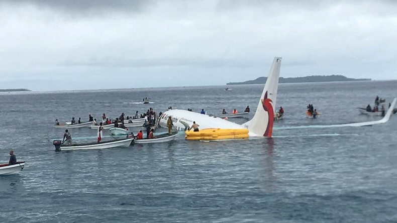 Lagune statt Landebahn – Passagierflugzeug verpatzt Landung und endet im Wasser